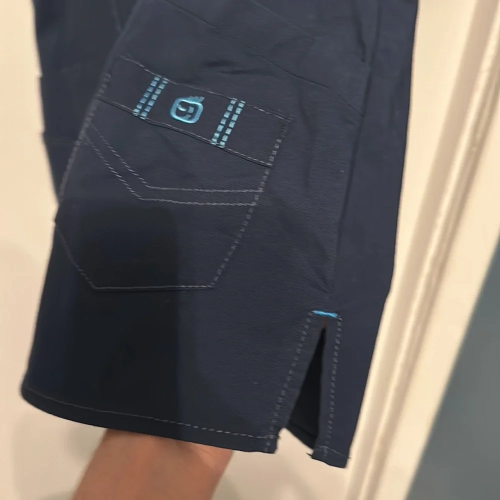 Wonder wink flex scrub top in navy with short zipper at the neck, size L - Picture 7 of 11